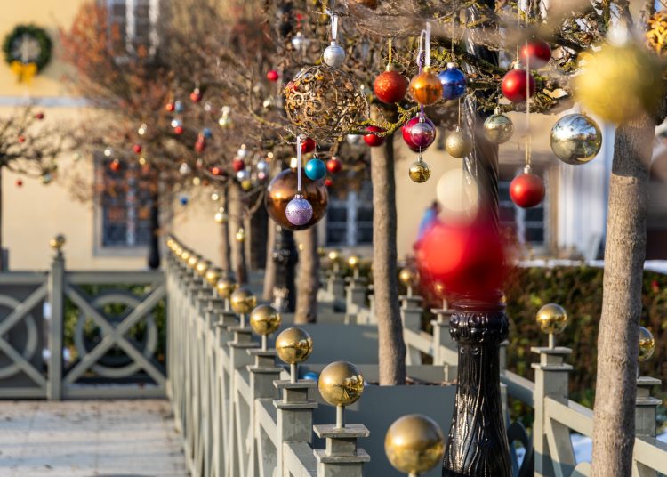 Nézegessen képeket a főtéri karácsonyfa díszítéséről! – galéria