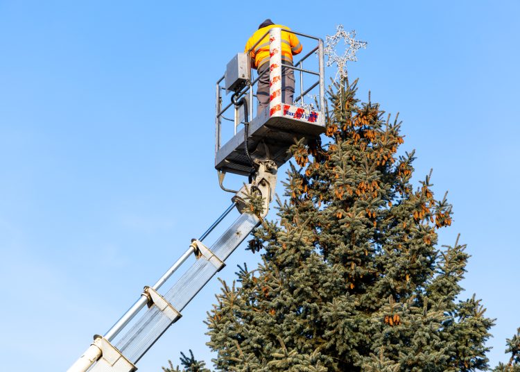 Nézegessen képeket a főtéri karácsonyfa díszítéséről! – galéria