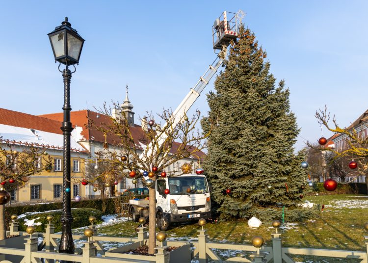Nézegessen képeket a főtéri karácsonyfa díszítéséről! – galéria