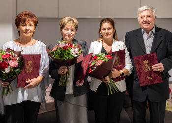 A szociális szférában dolgozókat tüntették ki a Dunakanyar Színházban