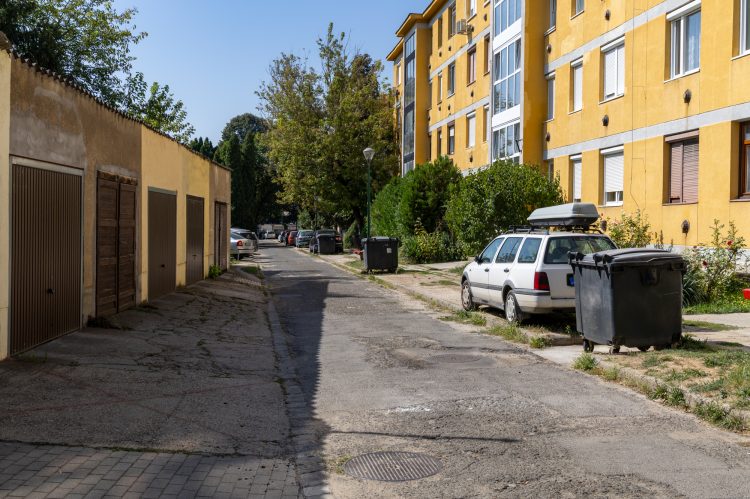 Nyolc parkoló és járda is épül a Negyvennyolcasok útján