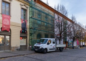 Újabb műemlékvédett főtéri épület újul meg Vácon – videóval