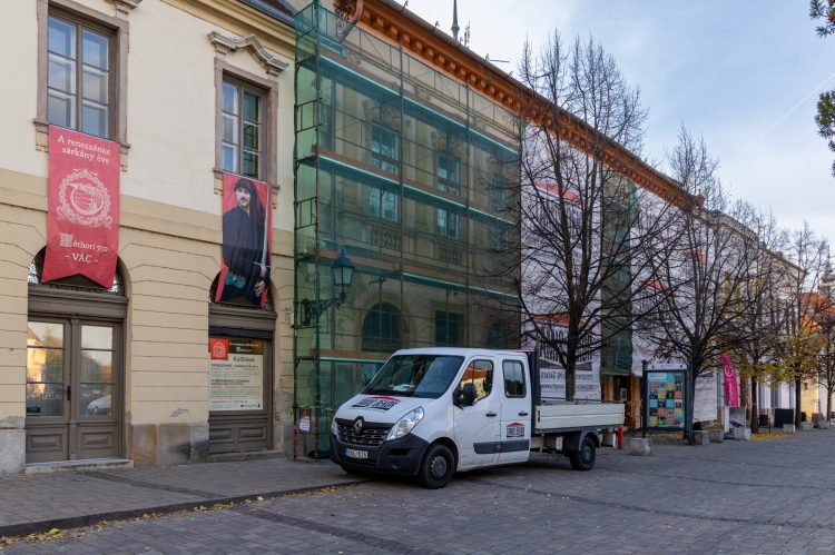 Újabb műemlékvédett főtéri épület újul meg Vácon – videóval