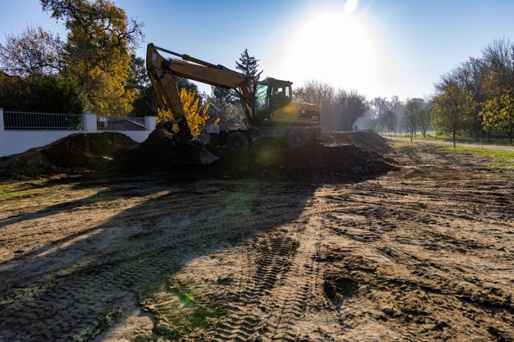 A Burgundia városrészben élők kértek átjárási lehetőséget a védműn