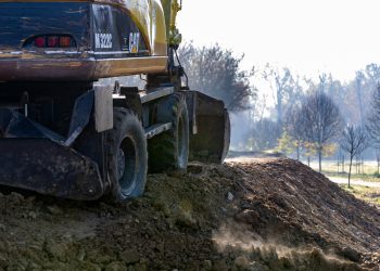 Lakók kértek átjárási lehetőséget a védművön az árvíz után – videóval