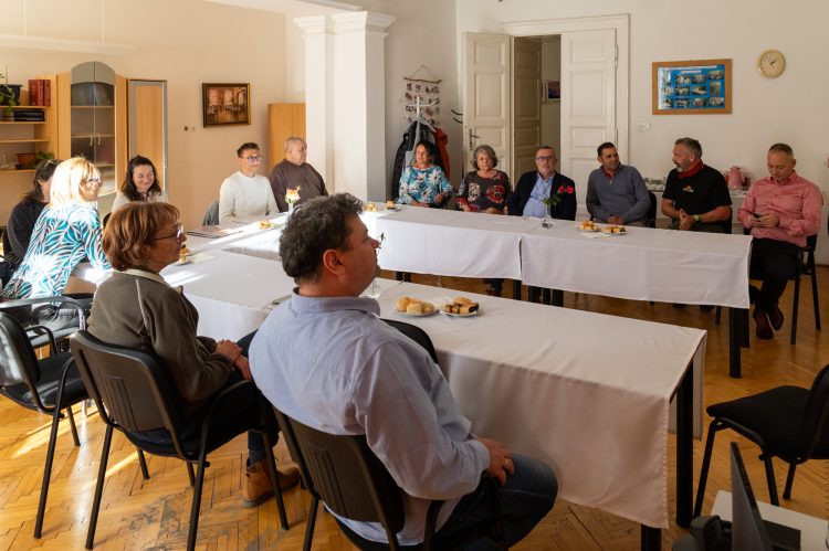 A képviselőtestület tagjait fogadta a Cházár András igazgatója – videóval