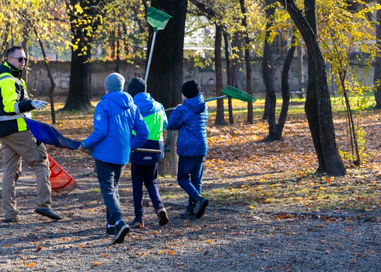 Galéria: több önkéntes is a Rózsakert csinosításán ügyködött