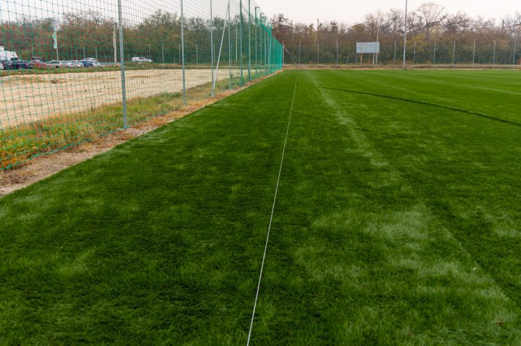 Hamarosan elkészül a szérűskerti műfüves pálya felújítása – videóval