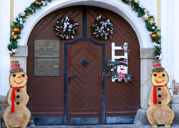 Így díszítik a várost – képekkel