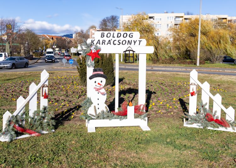 Így díszítik a várost – képekkel