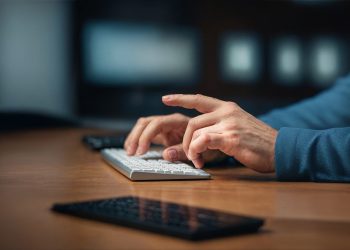 Már megint az oltásregisztrációs emailen kampányol a kormány