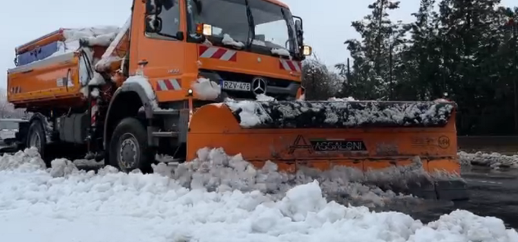 10-12 centi hó hullott Vácon, folyamatosan takarítják az utakat – videó