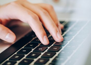 Nem vicc! Börtön járna az agresszív kommentelésért