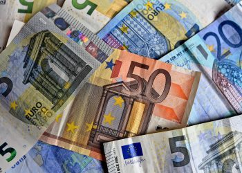 Újabb mélyponton a forint az euróval szemben