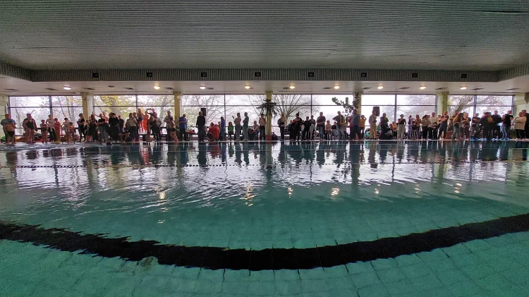 Lehet jelentkezni a Mikulás-úszásra