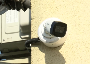 Biztonsági kamerák figyelik mostantól a bérlakások udvarát – videóval