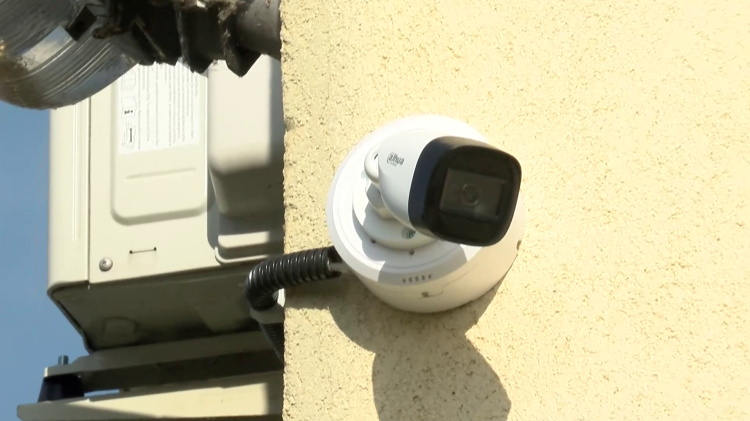 Biztonsági kamerák figyelik mostantól a bérlakások udvarát – videóval