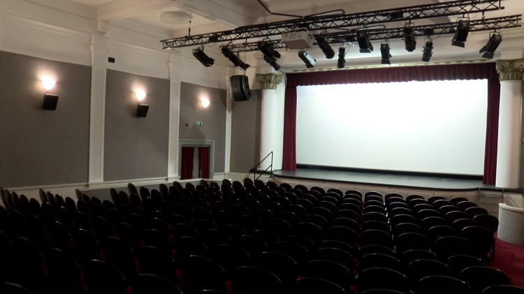 Ismét lehet mozizni a váci Csányi körúti épületben, szombaton lesz a premier – videóval