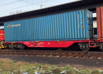 Elindult a szállítás a Vác-Alsóváros két útját keresztező ipari sínen