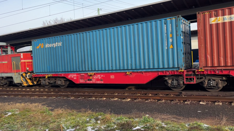 Elindult a szállítás a Vác-Alsóváros két útját keresztező ipari sínen