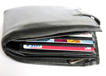 Megszorítások: újabb bank jelentette be a tranzakciós illeték áthárítását