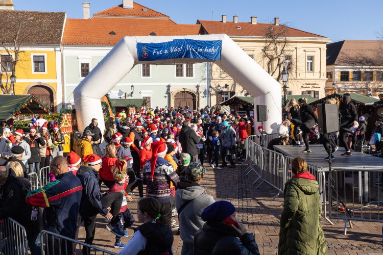 Elrajtolt a Mikulásfutás – videóval