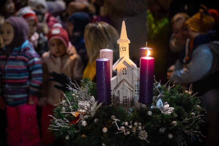 Ilyen volt az adventi gyertyagyújtás – képek