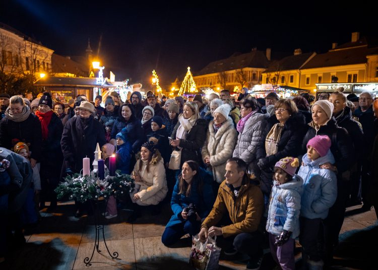 Ilyen volt az adventi gyertyagyújtás – képek
