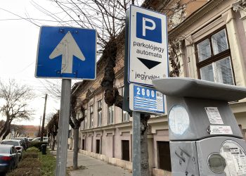 Ingyenes lesz a felszíni parkolás az ünnepek alatt