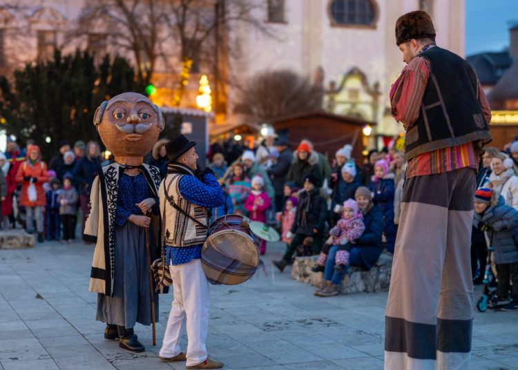 Galéria az állatsimogatóról, a Komédiás Kompánia előadásáról és a fényfestésről