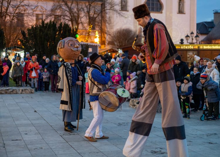 Galéria az állatsimogatóról, a Komédiás Kompánia előadásáról és a fényfestésről