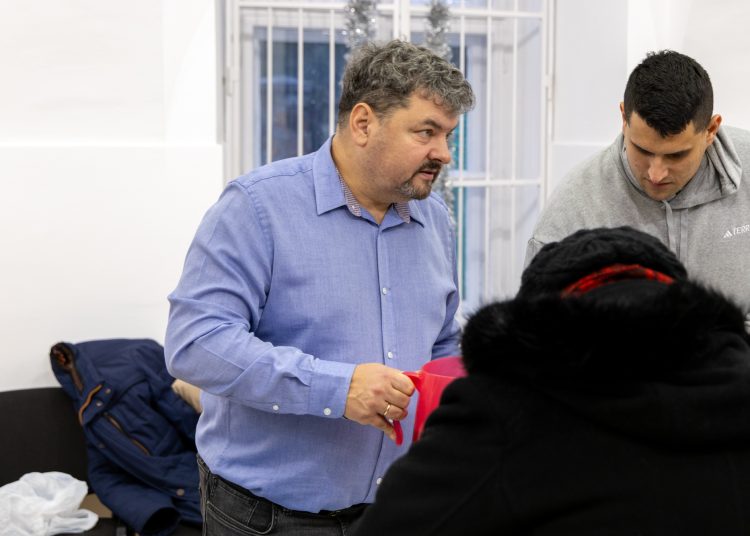 Élelmiszert osztott a váci önkormányzat a rászorulóknak – képekkel