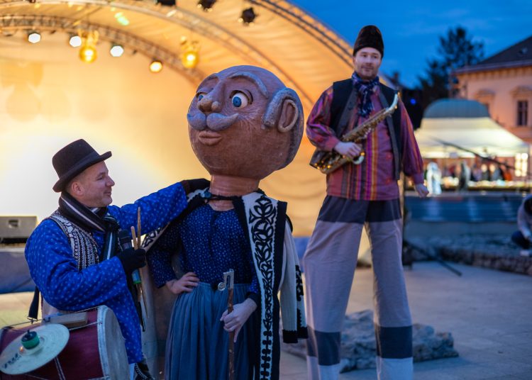 Galéria az állatsimogatóról, a Komédiás Kompánia előadásáról és a fényfestésről