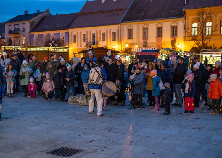 Galéria az állatsimogatóról, a Komédiás Kompánia előadásáról és a fényfestésről