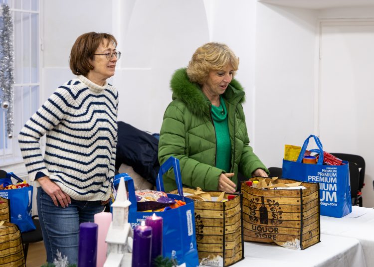 Élelmiszert osztott a váci önkormányzat a rászorulóknak – képekkel