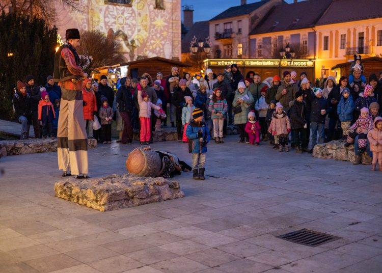 Galéria az állatsimogatóról, a Komédiás Kompánia előadásáról és a fényfestésről