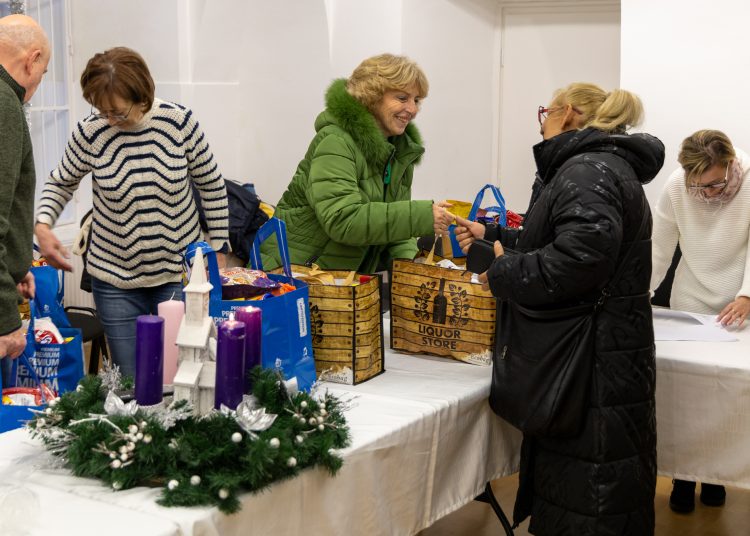 Élelmiszert osztott a váci önkormányzat a rászorulóknak – képekkel
