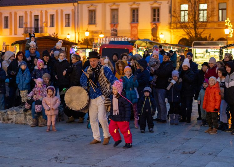 Galéria az állatsimogatóról, a Komédiás Kompánia előadásáról és a fényfestésről
