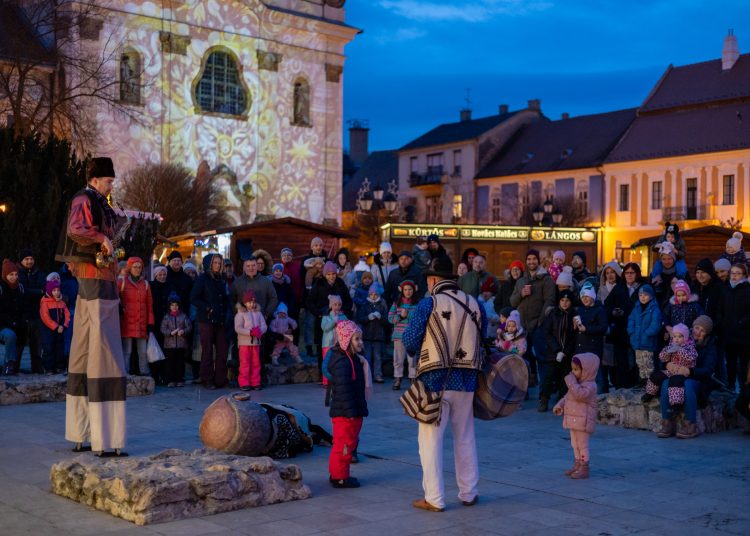Galéria az állatsimogatóról, a Komédiás Kompánia előadásáról és a fényfestésről