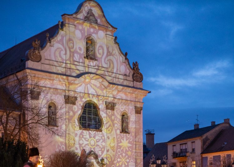 Galéria az állatsimogatóról, a Komédiás Kompánia előadásáról és a fényfestésről