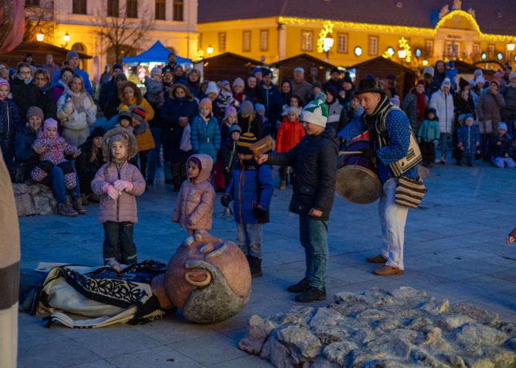 Galéria az állatsimogatóról, a Komédiás Kompánia előadásáról és a fényfestésről