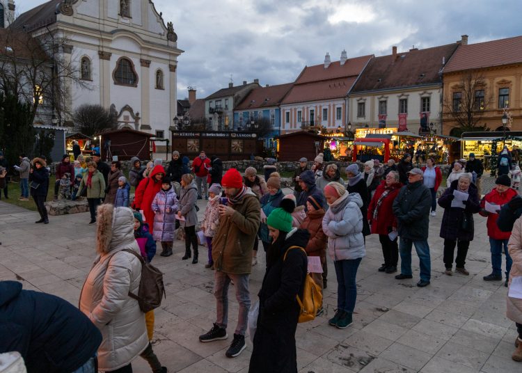Galéria a vasárnapi közös éneklésről