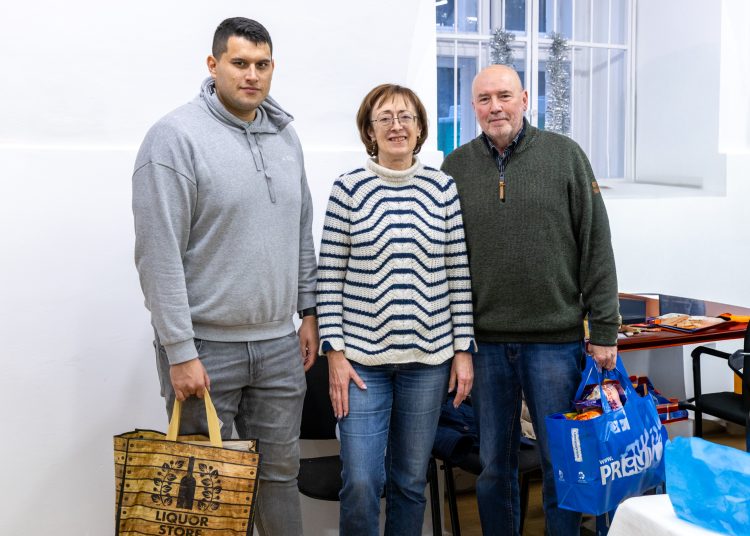 Élelmiszert osztott a váci önkormányzat a rászorulóknak – képekkel