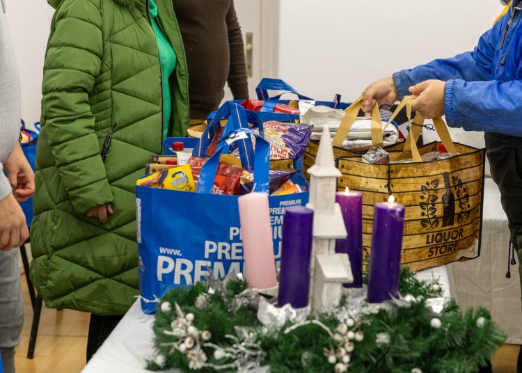 Élelmiszert osztott a váci önkormányzat a rászorulóknak – képekkel