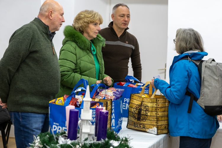 Élelmiszert osztott a váci önkormányzat a rászorulóknak – képekkel