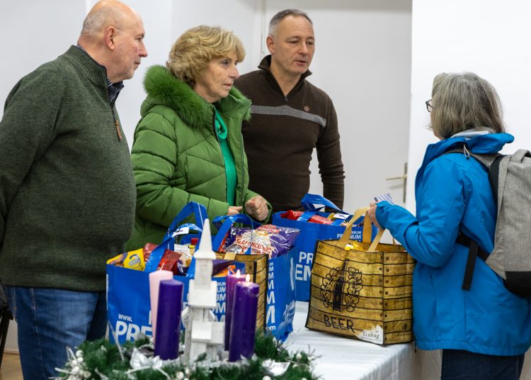 Élelmiszert osztott a váci önkormányzat a rászorulóknak – képekkel