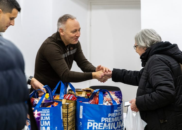 Élelmiszert osztott a váci önkormányzat a rászorulóknak – képekkel