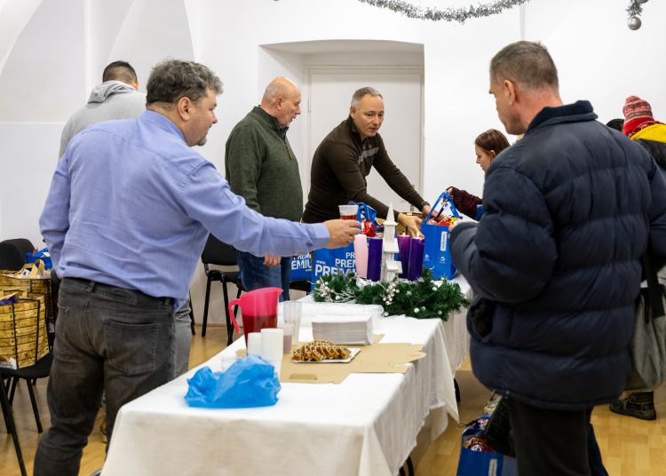 Élelmiszert osztott a váci önkormányzat a rászorulóknak – képekkel