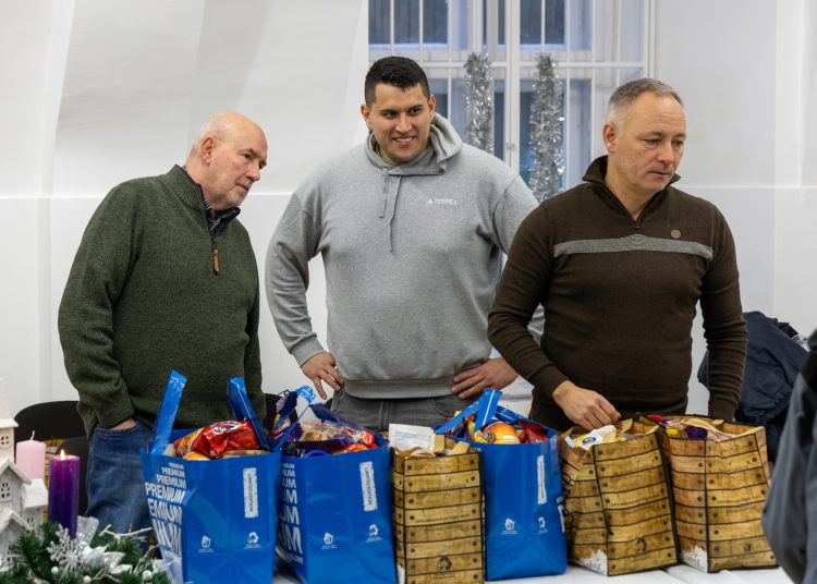 Élelmiszert osztott a váci önkormányzat a rászorulóknak – képekkel