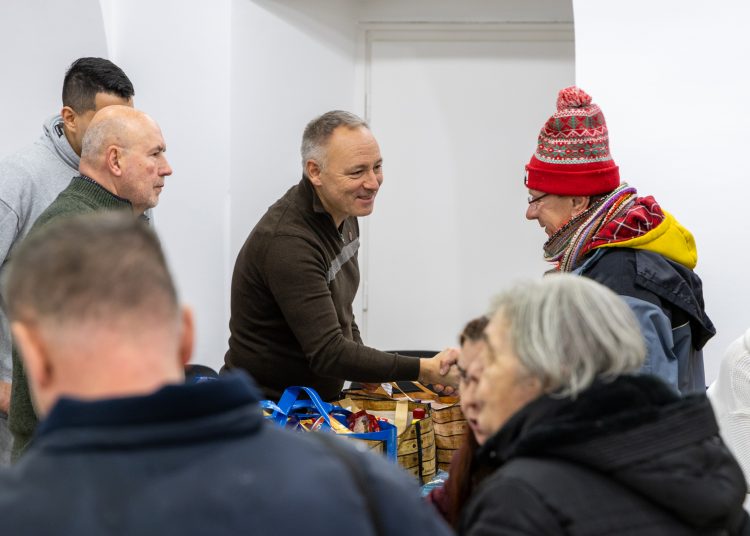 Élelmiszert osztott a váci önkormányzat a rászorulóknak – képekkel